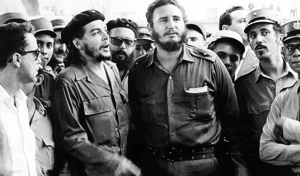 Fidel morre e a gente fica pensando, será uma era que vai? Será um tipo de esquerda e de forma de lutar pelo mundo que se despede? Será um recado para as novas gerações de que vai ser preciso fazer diferente? Será o velho morrendo para deixar o novo crescer?