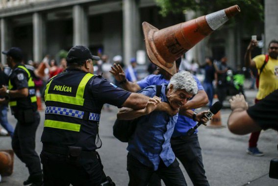 "Ao trazer de volta o debate sobre a agressão sofrida por Caco Barcellos há três semanas, programa Altas Horas confirma importância que a TV Globo atribui ao caso", escreve Paulo Moreira Leite. Na opinião do articulista, a vergonhosa selvageria contra um dos grandes jornalistas brasileiros, autor de reportagens que são exemplo de dignidade profissional, não pode ser analisada sem que se recorde as palavras de Joseph Pulitzer, um dos patronos do jornalismo mundial. Para Pulitzer, "uma imprensa cínica, mercenária, demagógica e corrupta formara com o tempo um publico vil como ela mesma"