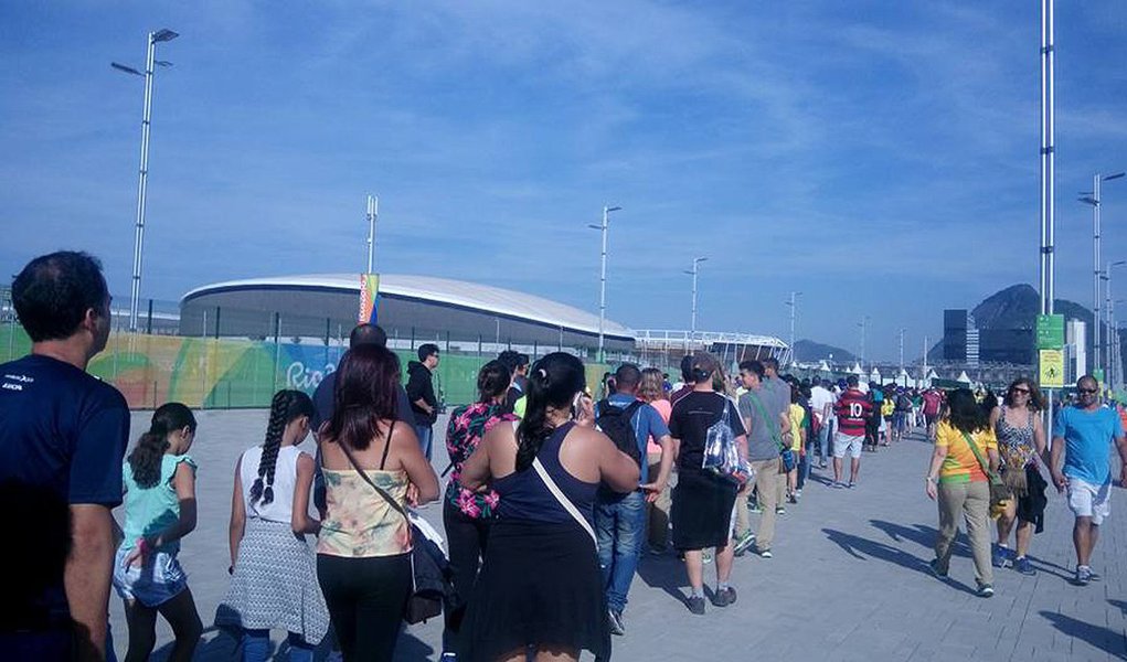 O turismo no Rio de Janeiro durante os Jogos Olímpicos deve injetar US$ 1,8 bilhão na economia da cidade (R$ 5,64 bilhões na cotação de hoje); estimativa é da Empresa de Turismo do Município do Rio de Janeiro (Riotur), que prevê a presença de 650 mil turistas brasileiros e 350 mil estrangeiros no período do megaevento; na Copa de 2014, mais de R$ 4,4 bilhões foram movimentados em 31 dias de competição; no réveillon deste ano, foram gerados US$ 686 milhões (R$ 2,2 bilhões)