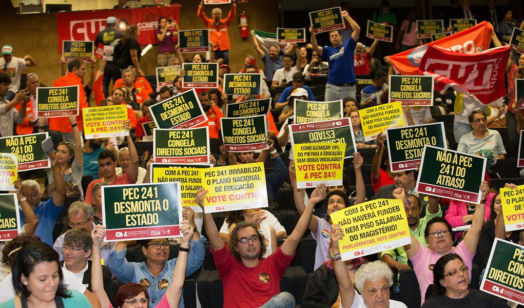 Política atual prevê aumentos acima da inflação, o que é vedado na proposta aprovada ontem em primeira votação; se PEC 241 já fosse válida, mínimo seria hoje de R$ 509 em vez de R$ 880