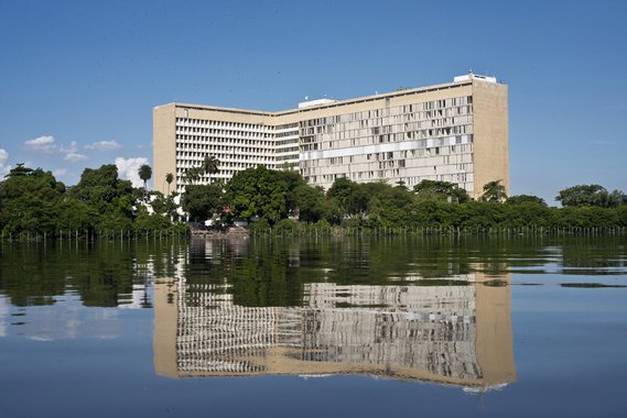 A Light, que distribui energia para mais de 10 milhões de pessoas em 31 municípios do estado do Rio de Janeiro, cortou o abastecimento para o prédio administrativo da Reitoria da Universidade Federal do Rio de Janeiro (UFRJ), no Fundão, zona norte do Rio de Janeiro. O motivo foi a falta de pagamento das faturas referentes aos meses de junho a novembro de 2016