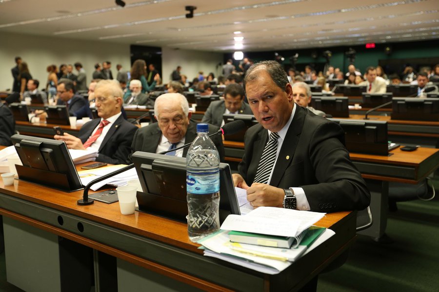 Após quase 12 horas, a Comissão de Constituição e Justiça (CCJ) da Câmara dos Deputados aprovou na madrugada desta quinta-feira (15) a constitucionalidade da Proposta de Emenda à Constituição que trata da reforma da Previdência; governo teve dificuldades e, durante a reunião, diversos partidos da base aliada se manifestaram contrários a pontos da proposta; próxima etapa será a criação de uma comissão especial para debater o mérito da proposta