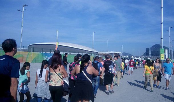 O turismo no Rio de Janeiro durante os Jogos Olímpicos deve injetar US$ 1,8 bilhão na economia da cidade (R$ 5,64 bilhões na cotação de hoje); estimativa é da Empresa de Turismo do Município do Rio de Janeiro (Riotur), que prevê a presença de 650 mil turistas brasileiros e 350 mil estrangeiros no período do megaevento; na Copa de 2014, mais de R$ 4,4 bilhões foram movimentados em 31 dias de competição; no réveillon deste ano, foram gerados US$ 686 milhões (R$ 2,2 bilhões)