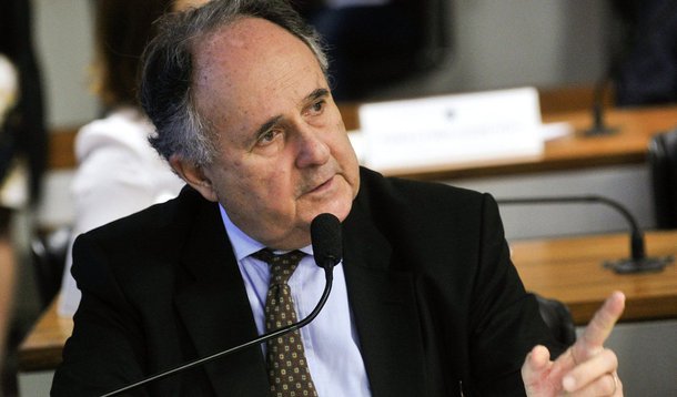 "Voto com a minha consciência e sem medo do julgamento que farão sobre minha conduta, porque acho que não há golpe e este Senado não é quartel", afirmou o senador Cristovam Buarque (PPS-DF), que não votou nesta quinta-feira 4; ele não integra a comissão especial do impeachment, mas fez questão de comparecer à sessão para antecipar a forma como se manifestará durante a votação no plenário; "O senhor ficará marcado negativamente na história", reagiu Lindbergh Farias (PT-RJ)