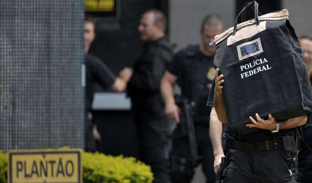 A constatação foi feita pelo site BuzzFeed, que mediu o engajamento gerado no Facebook por textos verdadeiros ou não sobre a investigação na Petrobras; as interações com as dez notícias falsas mais comentadas chegam a quase 4 milhões, contra 2,7 milhões com o ranking das verdadeiras; as mentiras estão democraticamente distribuídas para a direita e a esquerda; há factoides que incriminam o ministro das Relações Exteriores José Serra (PSDB) e o deputado federal Jair Bolsonaro (PSC-RJ), mentiras sobre um latifúndio da ex-presidente Dilma Rousseff (PT) e uma doença que afligiria o ex-presidente Luiz Inácio Lula da Silva