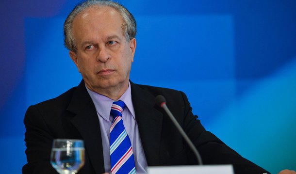 “Considero que são atos legais porque não aconteceu despesa. Foram receitas próprias, porque queremos que as universidades tenham articulação com o setor produtivo. Envolve também doações que foram feitas na gestão da Capes (Coordenação de Aperfeiçoamento de Pessoal de Nível Superior). Não há ilegalidade porque não houve aumento no custo do contribuinte”, disse nesta segunda (20) o ex-ministro da Educação Renato Janine Ribeiro, sobre os decretos de crédito suplementar que são a base do processo de impeachment da presidente eleita Dilma Rousseff; ele é uma das testemunhas de defesa de Dilma no Senado