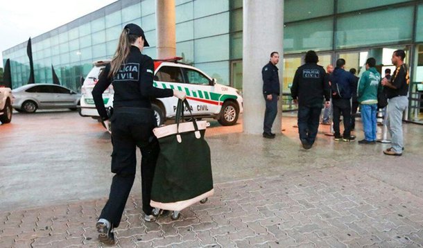 A Polícia Civil e o Ministério Público do Distrito Federal cumpriu mandados de busca e apreensão nas casas dos servidores da Câmara Legislativa (CLDF) Sandro Vieira e Alexandre Braga Cerqueira, ligados aos deputados distritais Celina Leão (PPS) e Bispo Renato (PR), respectivamente; os dois foram alvos de condução coercitiva, quando são levados obrigatoriamente a depor; de acordo com o MP, os parlamentares foram flagrados pelas câmeras de segurança da Câmara carregando documentos antes da primeira fase da Operação Drácon, que apura desvios de verbas para pagamento de propina