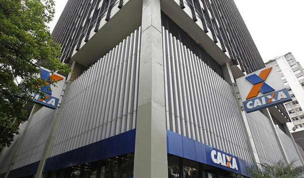 Central dos Trabalhadores e Trabalhadoras do Brasil (CTB) destaca que a Caixa Econômica Federal avalia implantar um plano de "aumento de eficiência para 2017", que resultaria em um plano de fechamento de 100 agências e um programa de aposentadoria incentivada que pode resultar no desligamento de cerca de 11 mil funcionários