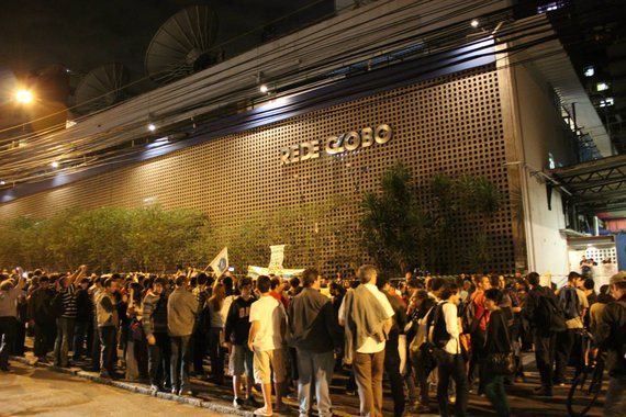 Alvo de constantes protestos por seu apoio aos golpes de 1964 e 2016, a Globo, da família Marinho, publicou um editorial neste domingo digno da novilíngua de George Orwell; para a família Marinho, a conspiração que derrubou Dilma Rousseff foi legítima e a possibilidade de novas eleições representaria um golpe; "De novo: 'Constituinte', só depois de rupturas. Deriva desta mesma visão torta a volta das 'diretas já'. Este, sim, o verdadeiro golpe", dizem os Marinho