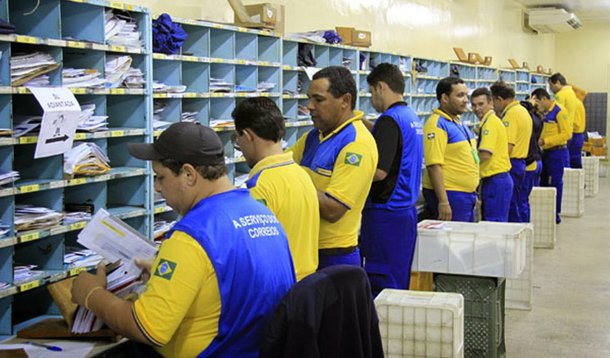 Estatal vai apresentar em prevê um plano de demissão voluntária para cerca de 13 mil funcionários com 55 anos ou mais; a proposta garante 35% do salário dos servidores por dez anos; a economia para a empresa pode chegar a R$ 1 bilhão por ano; empresa deve registrar esse ano o quarto prejuízo consecutivo