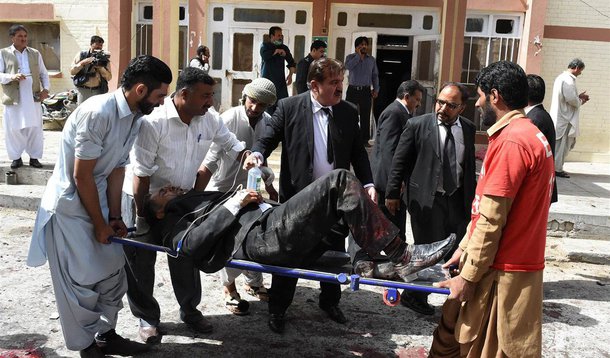 Homem-bomba matou ao menos 50 pessoas e feriu dezenas de outras no Paquistão em um ataque contra pessoas enlutadas que se encontravam em um hospital de Quetta, província do sudoeste paquistanês; suicida se explodiu no momento em que mais de 100 pessoas, a maioria advogados e jornalistas, se reuniam no departamento de emergência do hospital para acompanhar o corpo de um advogado proeminente que havia sido morto a tiros na cidade mais cedo