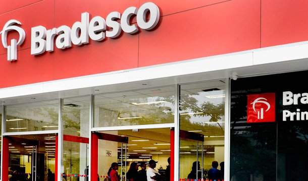 O Bradesco virou nesta sexta (3) alvo de processo movido por investidores em um tribunal dos Estados Unidos, sob suspeita de ocultar envolvimento em suposto esquema de fraude na Receita Federal investigado pela Operação Zelotes, da Polícia Federal; o processo foi aberto no tribunal distrital de Manhattan em nome de detentores de recibos de ações (ADRs) do Bradesco; o argumento é que o preço da ação do Bradesco foi inflado por causa de informações supostamente falsas e enganosas prestadas pelo segundo maior banco privado do Brasil; o banco nega