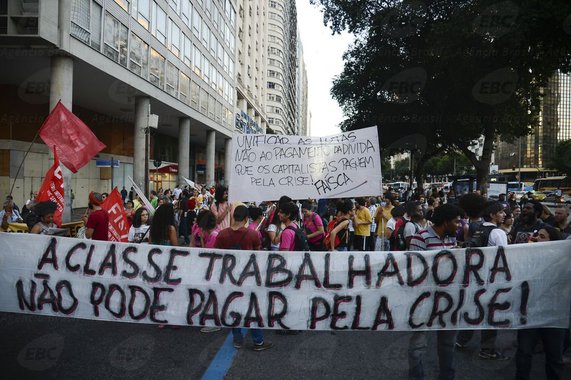 
Um grupo de seis jovens foi preso pela Polícia Militar (PM), após o encerramento de um protesto pacífico de diversas categorias na Avenida Presidente Vargas, no centro do Rio; o fotógrafo Cauê Paloni, do coletivo Democratize, foi preso ao registrar a prisão de um manifestantes; eles foram levados para a 5ª Delegacia de Polícia, na Lapa, e depois transferidos para a Cidade da Polícia, para serem ouvidos; de acordo com a fotógrafa Bárbara Dias, que faz parte do mesmo coletivo, Cauê estava fotografando a prisão de um dos manifestantes quando recebeu voz de prisão
