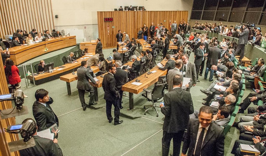 Depois de duas semanas de debates, os deputados distritais chegaram a um consenso sobre o projeto que regulamenta o uso de aplicativos para o transporte privativos de passageiros, como o Uber; os parlamentares aprovaram (com 17 votos a favor e 7 contra) o texto em segundo turno; agora o documento volta ao Executivo; de acordo com a nova redação, caberá ao governo de Brasília regulamentar, controlar e limitar o serviço, baseado em tecnologia de comunicação em rede; o prazo para deliberação é de 90 dias