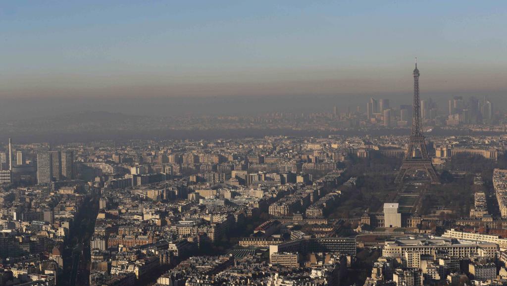 Capital da França enfrenta seu pior nível de poluição em uma década, de acordo com a organização que monitora a qualidade do ar local, a Airparif; para reduzir os danos, foi adotado um rodízio de veículos que chega hoje (8) ao seu terceiro dia e deve vigorar até amanhã. As autoridades também fizeram concessões de uso gratuito de transporte público; aumento da poluição está relacionado com o tempo frio, já que é inverno no Hemisfério Norte, e com a falta de ventos