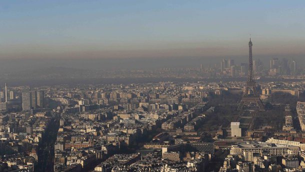 Capital da França enfrenta seu pior nível de poluição em uma década, de acordo com a organização que monitora a qualidade do ar local, a Airparif; para reduzir os danos, foi adotado um rodízio de veículos que chega hoje (8) ao seu terceiro dia e deve vigorar até amanhã. As autoridades também fizeram concessões de uso gratuito de transporte público; aumento da poluição está relacionado com o tempo frio, já que é inverno no Hemisfério Norte, e com a falta de ventos