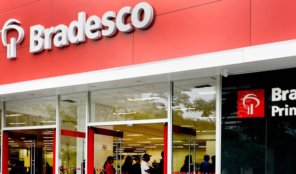 O Bradesco virou nesta sexta (3) alvo de processo movido por investidores em um tribunal dos Estados Unidos, sob suspeita de ocultar envolvimento em suposto esquema de fraude na Receita Federal investigado pela Operação Zelotes, da Polícia Federal; o processo foi aberto no tribunal distrital de Manhattan em nome de detentores de recibos de ações (ADRs) do Bradesco; o argumento é que o preço da ação do Bradesco foi inflado por causa de informações supostamente falsas e enganosas prestadas pelo segundo maior banco privado do Brasil; o banco nega