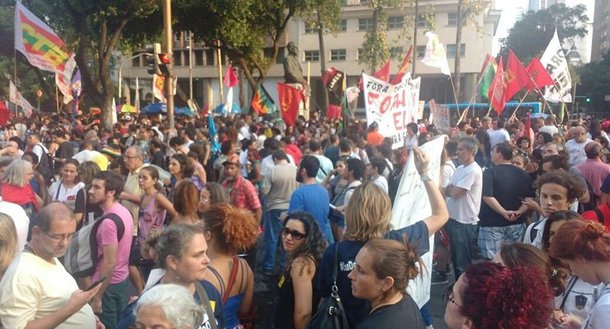 Representantes de movimentos sociais, partidos políticos, educadores, estudantes e cidadãos insatisfeitos em geral se reuniram no Centro do Rio de Janeiro nesta sexta (11) para protestar contra as medidas de austeridade do governo federal e das autoridades estaduais; eles reclamam da PEC do teto dos gastos públicos e dos atos do governador Luiz Fernando Pezão para tentar equilibrar as finanças do estado, medidas que, segundo eles, ferem os direitos de trabalhadores, pensionistas e outros setores da população; PM falou em cerca de 1 mil pessoas