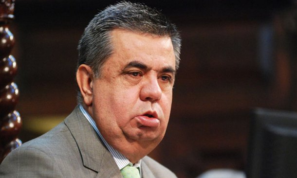 O presidente da Alerj, Jorge Picciani, do PMDB (foto), adiou mais uma vez o fim da votação do pacote de austeridade; após reunião com o peemedebista, o deputado Wanderson Nogueira (PSOL) informou que, dois dos quatro projetos previstos para votação na quarta-feira (14) serão levados ao plenário na próxima segunda feira (19); segundo o parlamentar, é necessário mais tempo para dialogar com as classes; a informação foi confirmada depois pela assessoria de imprensa da Casa