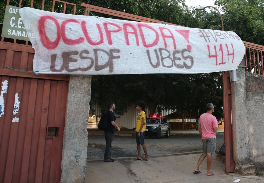 A Comissão de Direitos Humanos e Minorias da Câmara dos Deputados protocolou nesta terça (1º) representação contra o juiz Alex Costa de Oliveira, que autorizou a desocupação forçada de uma escola pública no Distrito Federal, com a utilização de métodos que caracterizam desrespeito à Constituição e ao Estatuto da Criança e do Adolescente; os parlamentares que assinam a representação, o deputado Paulo Pimenta (PT-RS) e a deputada Érika Kokay (PT-DF), pedem “apuração e aplicação das sanções legais” cabíveis ao magistrado por estímulo à tortura, violação dos direitos humanos, direitos à participação política e à integridade física e mental dos manifestantes