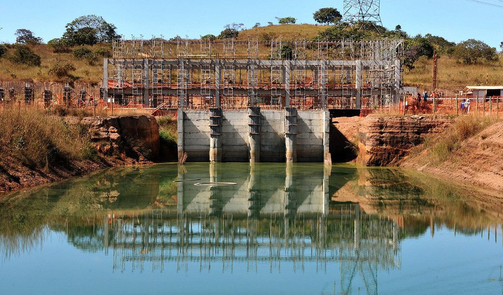 Colunas e vigas dasestações de captação e de tratamento de água do Sistema Produtor Corumbá 4 estão sendo erguidas: a que retira a água do Lago Corumbá 4 e a que vai tratar a água para consumo; a construção do complexo é uma parceria entre a Companhia de Saneamento Ambiental do Distrito Federal (Caesb) e a Saneamento de Goiás (Saneago); o governo de Brasília investirá R$ 264 milhões em todo o sistema; a contrapartida é de 25% do custo total, ou seja, R$ 66 milhões; a estação de captação está com 40% das obras concluídas; a previsão de conclusão é em 2018, quando todas as obras do sistema ficam prontas, o que deve aumentar em 30% o abastecimento de água do DF; pelo menos 1,3 milhão de pessoas devem ser beneficiadas nas duas unidades da Federaçã