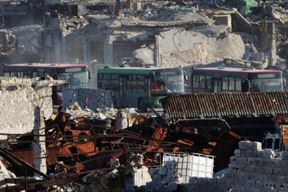 A retomada da evacuação de civis e rebeldes do reduto rebelde de Aleppo foi adiada pelo governo, após ataque de homens armados a ônibus que removiam civis de duas cidades xiitas pró-Assad; vinte ônibus que entrariam em Fua e Kafraya, localidades xiitas visadas pelos rebeldes a 60km de Aleppo, foram atacados e incendiados por homens armados; "A operação foi adiada devido à ausência de garantias relacionadas à segurança dos evacuados das cidades de Fua e Kafraya", informou o diretor do Observatório, Rami Abdel Rahman