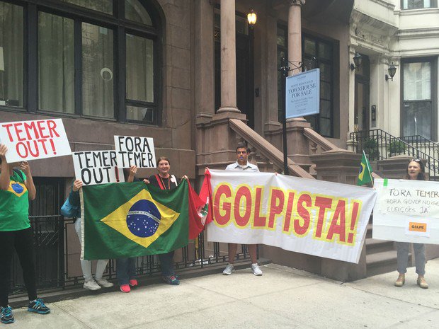 Enquanto deputados encenam mais este espetáculo indecoroso, o presidente Michel Temer estreia na Assembleia Geral da Organização das Nações Unidas (ONU), com o discurso patético que exalta a 'moral' do legislativo. Foi recepcionado com protesto, claro