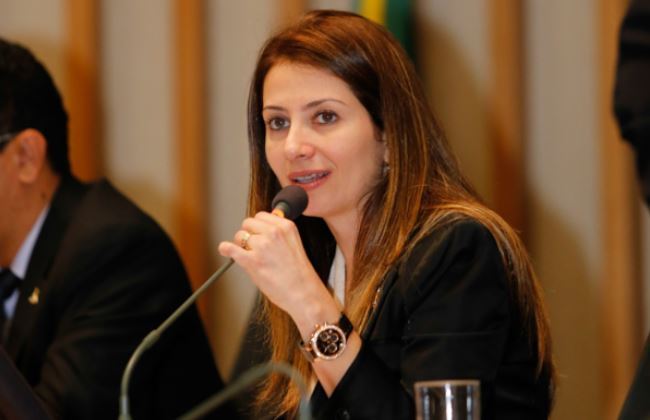 Ela não está nem um pouco preocupada com a lei. O que Sandra Faraj quer é impor sua moral enviesada, torta e intolerante ao sistema público de ensino. Quer evitar que os estudantes do DF tenham capacidade crítica para discutir, a partir de reflexões próprias, sobre a realidade em que vivem