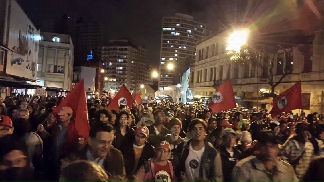 Cerca de 15 mil pessoas foram às ruas da capital paranaense para protestar contra o governo Temer; trabalhadores sem terra, bancários em greve, estudantes e professores, entre outras categorias, pediam o Fora Temer e Diretas Já; movimentos contrários ao golpe parlamentar que afastou a presidente Dilma Rousseff têm aumentado em todo o país