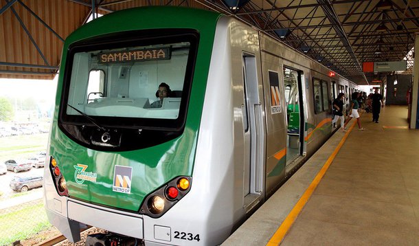 Um trem da Companhia Metropolitana do Distrito Federal (Metrô-DF) apresentou uma falha elétrica entre as estações de Arniqueiras, que fica na região administrativa de Águas Claras, e Guará, que fica na região administrativa Guará; a falha provocou o desligamento da energia, não oferecendo riscos aos usuários; o trecho fica a cerca de 14 quilômetros da região central de Brasília, tendo como referência a Rodoviária do Plano Piloto