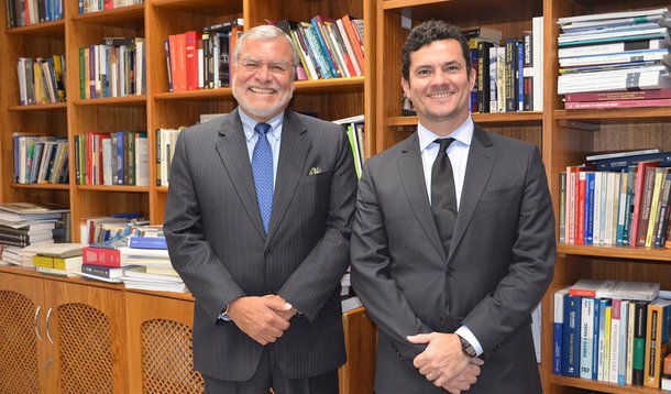 Durante encontro em Curitiba nesta segunda-feira 27, o juiz Sérgio Moro e o presidente da ONG, José Carlos Ugaz, discutiram medidas de cooperação na apuração dos crimes cometidos por empresas e pessoas que receberam propina no exterior, oriunda do esquema de desvios na Petrobras; em entrevista após a reunião, Ugaz anunciou que será criado no Brasil um centro de conhecimento anticorrupção