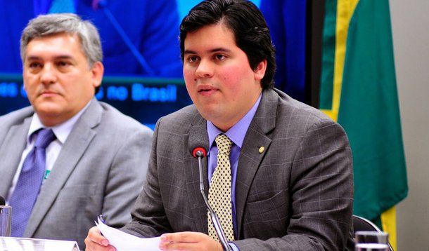 Alegando motivos particulares, o deputado André Fufuca (PP-MA), da tropa de choque de Eduardo Cunha, tirou licença por 121 dias da Câmara; foi substituído por Ildon Marques (PSB-MA); Fufuca foi prefeito de Imperatriz (MA) três vezes e teve as contas de 1998, 1999 e 2000 julgadas irregulares pelo TCU; já o TCE do Maranhão desaprovou suas contas de 2008; com sua saída, Cunha fica cada vez mais isolado na Casa