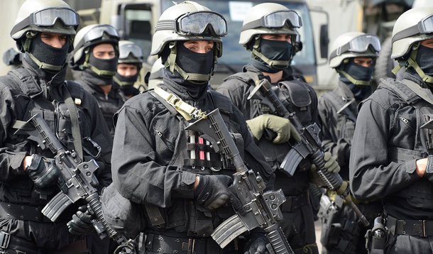 Milhares de agentes de segurança, incluindo militares das Forças Armadas, além das Polícias Civil, Militar, Federal e Rodoviária Federal e Força Nacional de Segurança, ocupam posições estratégicas na cidade do Rio de Janeiro; veículos blindados foram posicionados nas vias expressas e na Transolímpica, que liga a Barra da Tijuca a Deodoro, na zona oeste, bairros com as principais arenas olímpicas