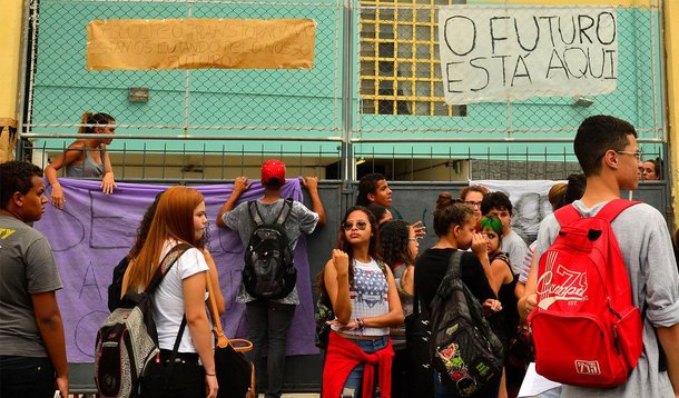 Ao revivermos o "Estado de exceção" pós-golpe institucional, nossa juventude mostra mais uma vez sua força. Enquanto militantes "tradicionais" se dizem desesperançados, estudantes enfrentam a violência do Estado, em nome da democracia e da manutenção de direitos 