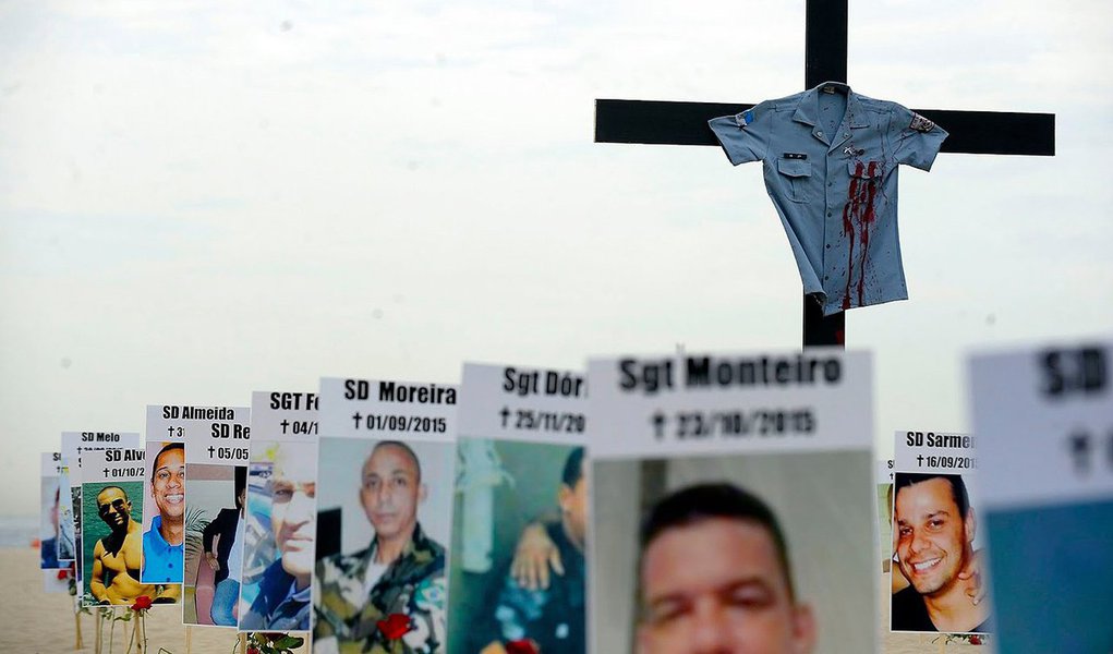 Subiu para 73 o número de policiais mortos desde o início do ano no Rio de Janeiro, com a morte do subcomandante do 4° Comando de Policiamento de Área da Polícia Militar, coronel Ivanir Linhares, 49 anos, ao ser baleado, numa emboscada em Maricá, região metropolitana do Rio; um Jeep branco emparelhou com o veículo do coronel e dois homens fizeram diversos disparos de armas automáticas