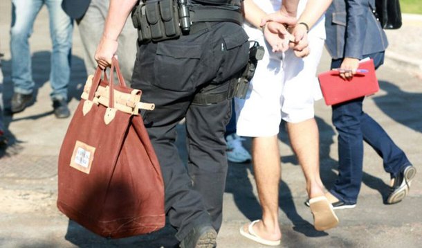 A Polícia Civil do Distrito Federal desencadeou a Operação Mister Hyde para desarticular uma organização criminosa formada por médicos e empresários; de acordo com as investigações, os criminosos faturavam com cirurgias desnecessárias, superfaturamento de equipamentos, troca fraudulenta de próteses e uso de material vencido em pacientes