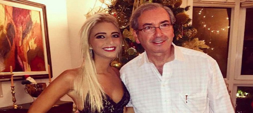 A filha do ex-deputado Eduardo Cunha, Bárbara Cunha, de 18 anos, tirou licença médica de 30 dias no Instituto Brasileiro de Mercado de Capitais (Ibmec), onde estuda; ela alegou estar sendo vítima de bullying devido às acusações contra seu pai; Cunha está preso na superintendência da Polícia Federal, em Curitiba, desde 19 de outubro
