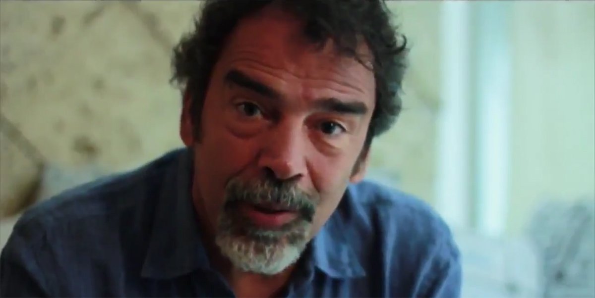 Damián Alcázar grava mensagem em defesa da democracia "desse grande país"; em vídeo, ele fala ainda em um retrocesso de 20 anos e torce, em referência a Michel Temer, para que esse "governo espúrio dure muito pouco"