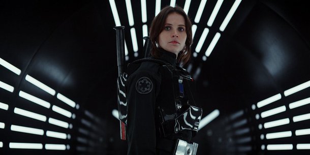 Os ingressos para "Rogue One: Uma História Star Wars" esgotaram em cinemas de todo os Estados Unidos, levando à presença em massa de fãs durante o fim de semana; filme derivado da saga "Star Wars" marcou a segunda maior estreia de dezembro da história, o segundo maior lançamento do ano, e uma das maiores estreias da história, com 155 milhões de dólares de bilheteria; globalmente, o filme arrecadou 290,5 milhões de dólares, depois de desembarcar em quase todos os principais mercados estrangeiros, exceto China e Coreia do Sul