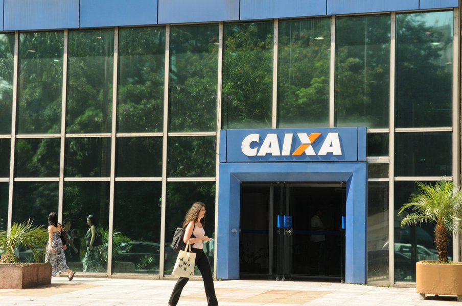A Caixa Econômica Federal vai repassar apenas 25% do lucro de 2016 e 2017 na forma de dividendos ao governo federal, seu controlador; medida foi confirmada nesta segunda-feira, 14, pelo vice-presidente de finanças e controladoria do banco, Osvaldo Brasil; "É um acerto de dois anos que fizemos com reguladores e com o próprio governo", disse Brasil à Reuters; objetivo é fortalecer os níveis de capital do banco