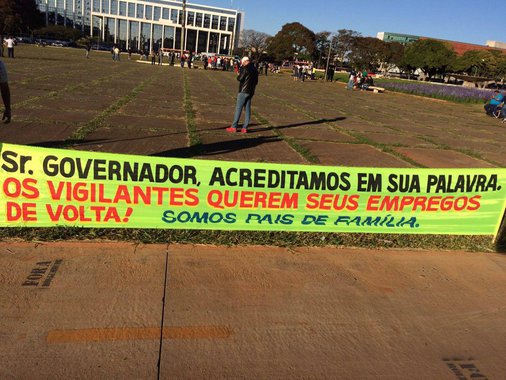 Vigilantes de empresas contratadas pelo governo do Distrito Federal fizeram uma manifestação em frente ao Palácio do Buriti para questionar a demissão de 600 funcionários nas últimas duas semanas; os participantes levaram um carro de som e faixas para a praça em frente à sede do Executivo; o número de demissões representa quase 10% do total do efetivo da categoria, de acordo com o sindicato dos trabalhadores; atualmente, as empresas que prestam serviço ao GDF têm 6,7 mil vigilantes contratados; o sindicato afirmou que a categoria atua com um déficit de 700 funcionários