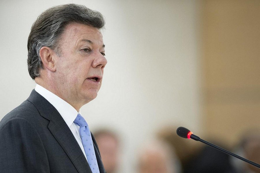 Juan Manuel Santos, enviou uma mensagem de condolências por conta do acidente com o avião da Chapecoense; informações são da Agência Ansa; "Uma tragédia que nos enluta. Lamentamos o acidente com o avião que transportava a Chapecoense. Solidariedade com as famílias das vítimas e com o Brasil", escreveu o mandatário no Twitter