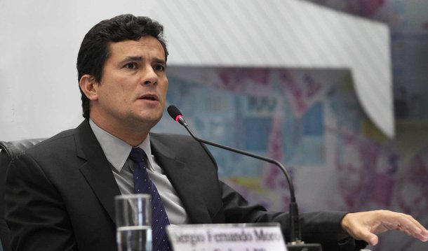 Juiz federal Sérgio Moro concedeu liberdade a quatro presos na Operação Abismo, a 31ª fase da Lava Jato, deflagrada na segunda-feira (4); magistrado entendeu que não há necessidade da prorrogação da prisão temporária, válida por cinco dias; com a decisão, serão libertados Genésio Schiavinato Júnior (diretor da empresa Construbase), Edison Freire Coutinho (ex-diretor da empreiteira Schain), Erasto Messias da Silva Júnior (empresário) e Roberto Ribeiro Capobianco (presidente da empresa Construcap