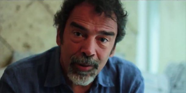 Damián Alcázar grava mensagem em defesa da democracia "desse grande país"; em vídeo, ele fala ainda em um retrocesso de 20 anos e torce, em referência a Michel Temer, para que esse "governo espúrio dure muito pouco"