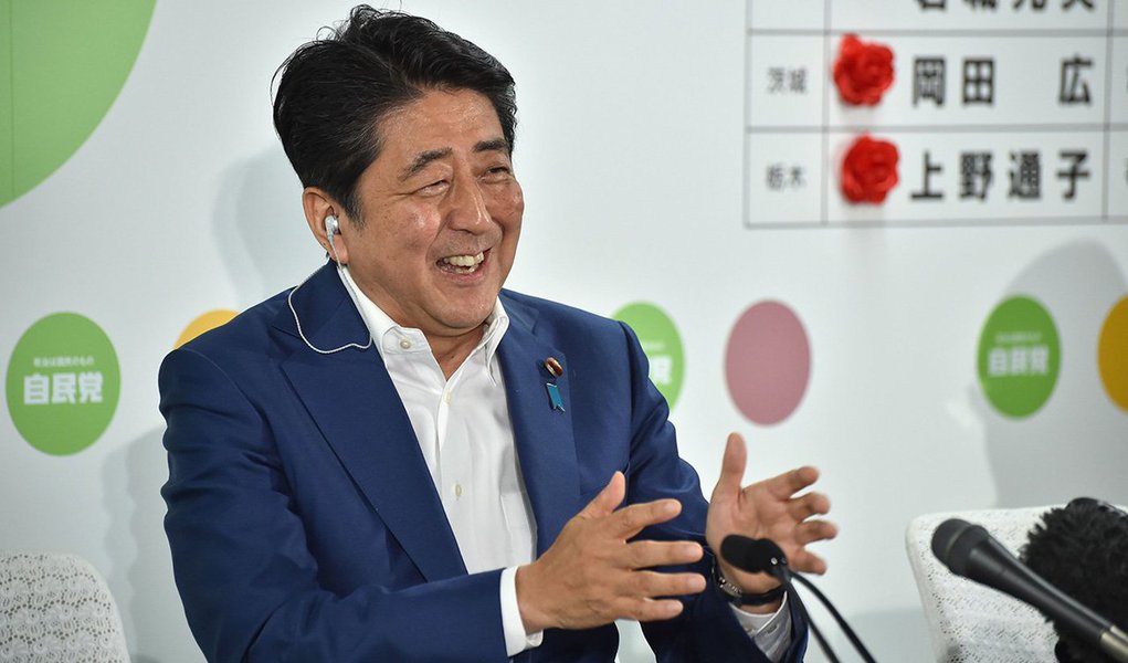 Coalizão governista do primeiro-ministro japonês, Shinzo Abe, obteve uma vitória esmagadora em uma eleição para a câmara alta do Parlamento, apesar de preocupações sobre suas políticas econômicas e planos para revisar a Constituição pacifista pós-guerra da nação pela primeira ve