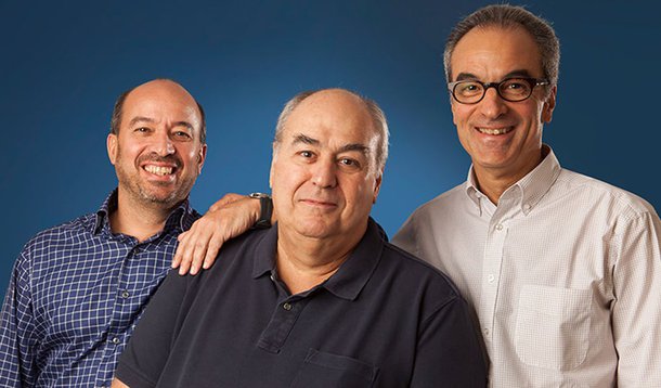 Decreto do presidente interino Michel Temer que autoriza a transferência indireta das concessões da Globo em cinco cidades (Rio de Janeiro, São Paulo, Brasília, Belo Horizonte e Recife) está repercutindo no meio empresarial; oficialmente, a Globo diz que o decreto visa a uma "reorganização societária", pela qual Roberto Irineu, João Roberto e José Roberto Marinho passarão a maior parte de suas ações para os filhos; para analistas, entretanto, o que estaria por trás da ação seria a busca de novos sócios; Globo poderia estar fechando algum acordo com um grupo internacional