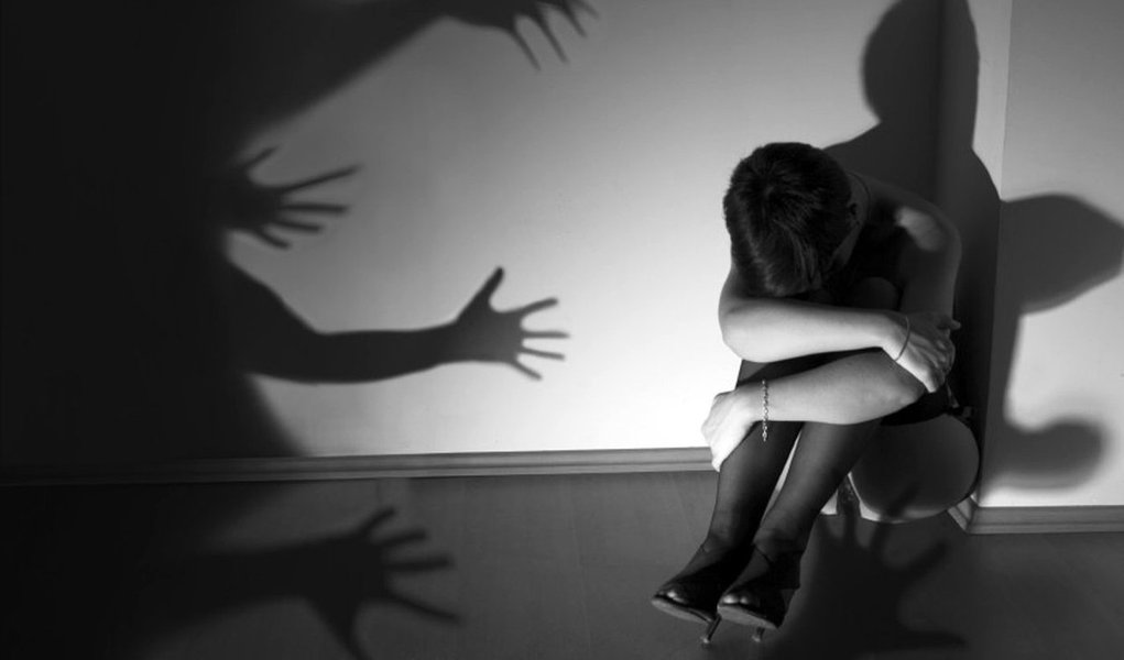 A Delegacia Especial de Atendimento à Mulher (Deam) de São Gonçalo, no estado do Rio de Janeiro, encaminhará um ofício à Secretaria Estadual de Direitos Humanos solicitando a inclusão de uma mulher de 34 anos, vítima de estupro coletivo naquele município, em um programa de proteção; a informação foi divulgada pela Polícia Civil