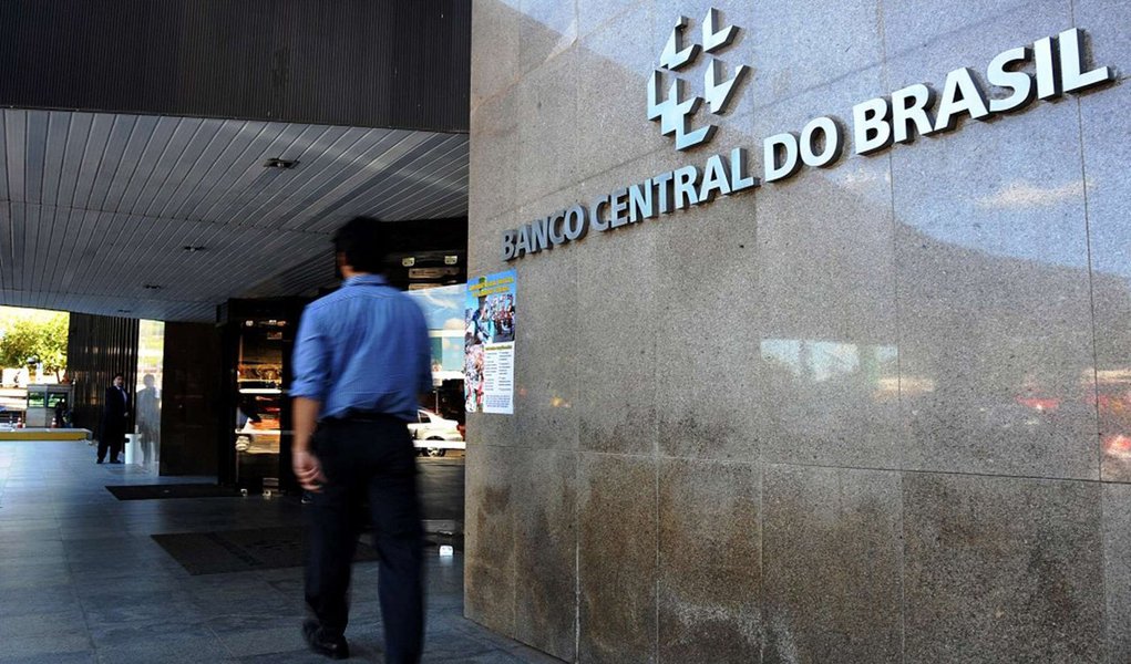 Banco Central (BC) informou que está monitorando continuamente, nos mercados global e doméstico, os efeitos da decisão dos britânicos de deixar a União Europeia;  BC disse que adotará as medidas adequadas para manter o funcionamento normal dos mercados financeiro e cambial; "A economia brasileira tem fundamentos robustos para enfrentar movimentos decorrentes desse processo, especialmente, [um] relevante montante de reservas internacionais, o regime de câmbio flutuante e um sistema financeiro sólido, com baixa exposição internacional", disse o BC em nota