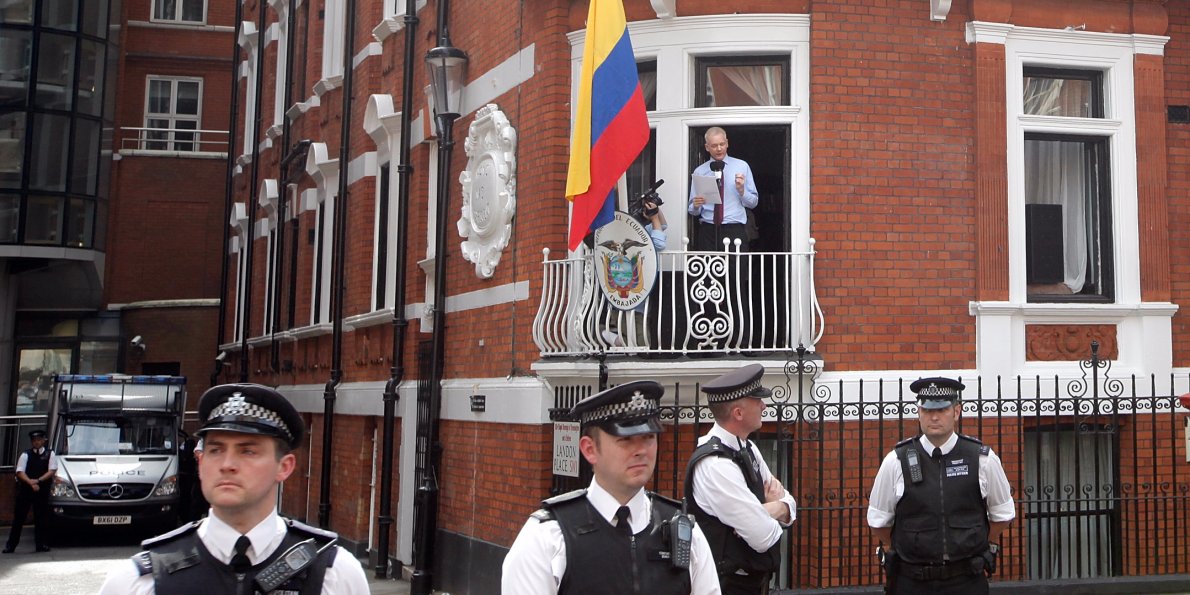Fundador do site WikiLeaks foi interrogado por procuradores nesta segunda-feira, 14, na embaixada do Equador em Londres, onde está abrigado há quatro anos, por conta de acusação de estupro em 2010; procuradora-geral sueca Ingrid Isgren foi à embaixada para questionar Assange por intermédio de um procurador equatoriano a respeito das alegações, negadas pelo acusado; Assange, que enfureceu os Estados Unidos ao publicar centenas de milhares de despachos diplomáticos secretos norte-americanos, refugiou-se na embaixada em agosto de 2012 para evitar sua extradição para a Suécia