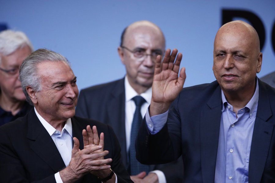 Governo de Michel Temer bloqueou nesta segunda-feira, 7, as contas do Estado do Rio Janeiro, governado pelo correligionário do PMDB Luiz Fernando Pezão, para pagamento de dívidas que totalizam R$ 170 milhões com a União; estado está impedido de fazer qualquer tipo de pagamento durante o bloqueio, que deve durar até o governo federal arrecadar o montante devido; só estão sendo permitidos os repasses obrigatórios, como por exemplo, o repasse para os municípios e para a saúde